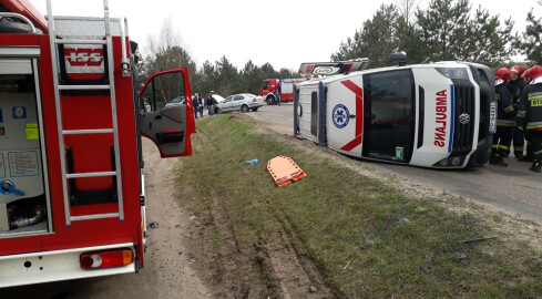 Na Przemysłowej wypadek osobówki i karetki - grafika
