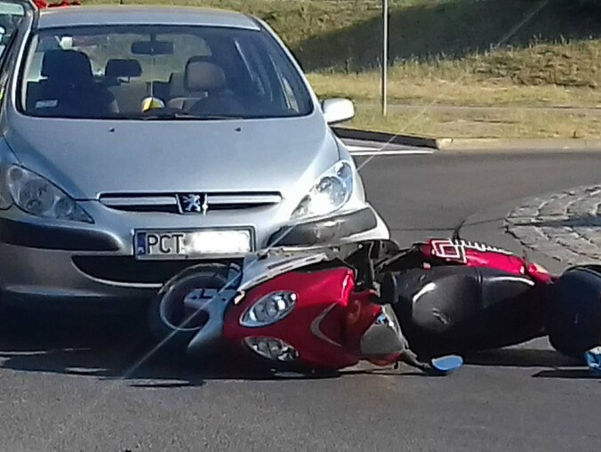 Kolizja na rondzie. Groźnie to wyglądało - grafika