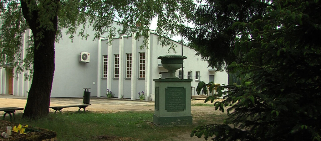 Fragment mauzoleum trafił na cmentarz