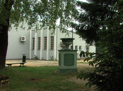Fragment mauzoleum trafił na cmentarz - grafika