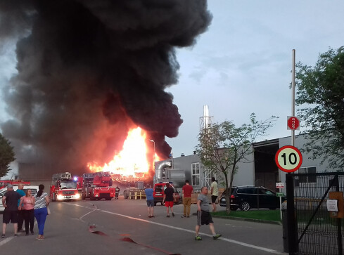 Płonie hala produkcyjna w Trzciance [AKTUALIZACJA] - grafika