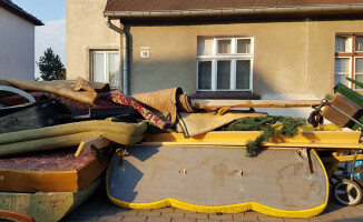 Dwa dni po terminie zalegają odpady wielkogabarytowe