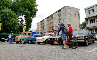 Perełki motoryzacji w centrum Trzcianki [GALERIA ZDJĘĆ]