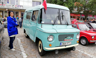 Perełki motoryzacji w centrum Trzcianki [GALERIA ZDJĘĆ]
