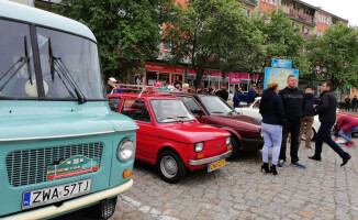 Perełki motoryzacji w centrum Trzcianki [GALERIA ZDJĘĆ]