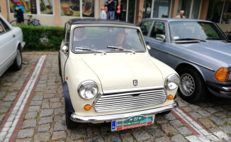 Perełki motoryzacji w centrum Trzcianki [GALERIA ZDJĘĆ]