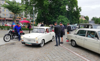 Perełki motoryzacji w centrum Trzcianki [GALERIA ZDJĘĆ]