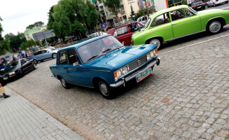 Perełki motoryzacji w centrum Trzcianki [GALERIA ZDJĘĆ]
