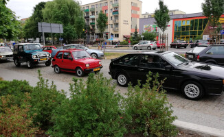 Perełki motoryzacji w centrum Trzcianki [GALERIA ZDJĘĆ]
