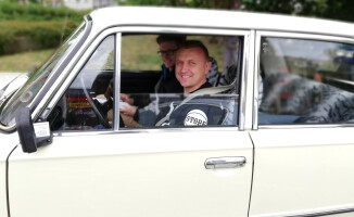 Perełki motoryzacji w centrum Trzcianki [GALERIA ZDJĘĆ]