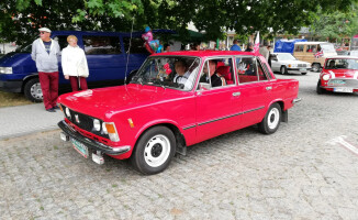 Perełki motoryzacji w centrum Trzcianki [GALERIA ZDJĘĆ]