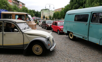 Perełki motoryzacji w centrum Trzcianki [GALERIA ZDJĘĆ]