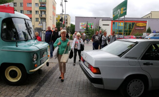 Perełki motoryzacji w centrum Trzcianki [GALERIA ZDJĘĆ]