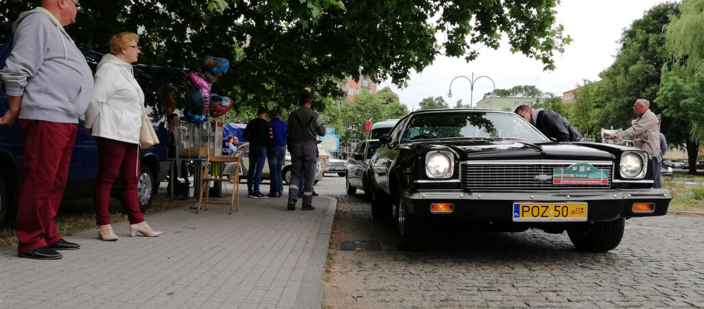 Perełki motoryzacji w centrum Trzcianki [GALERIA ZDJĘĆ]