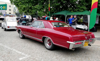 Perełki motoryzacji w centrum Trzcianki [GALERIA ZDJĘĆ]