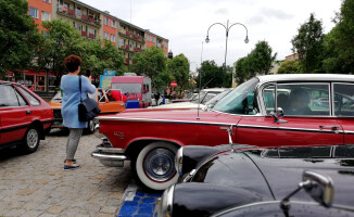 Perełki motoryzacji w centrum Trzcianki [GALERIA ZDJĘĆ]