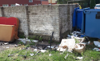 Przepełnione śmietniki w samym centrum miasta