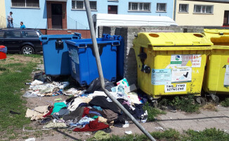 Przepełnione śmietniki w samym centrum miasta