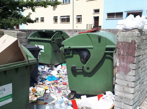 Przepełnione śmietniki w samym centrum miasta - grafika