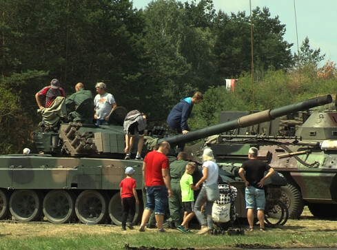 Trwa piknik militarny na pilskim lotnisku - grafika