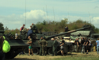 Trwa piknik militarny na pilskim lotnisku