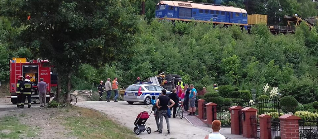 Koparka spadła ze skarpy
