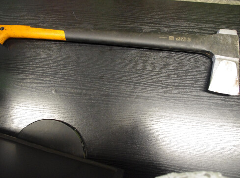 Jeden porąbał drzwi siekierą, drugi pociął opony nożem - grafika