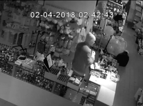 Policja szuka sprawcę napadu na sklep [VIDEO] - grafika