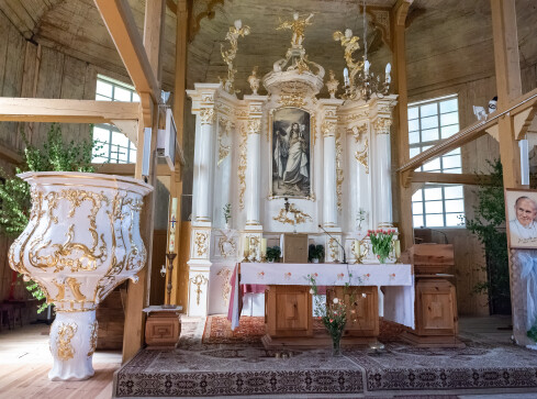 Drewniane zabytki w kościołach w renowacji - grafika