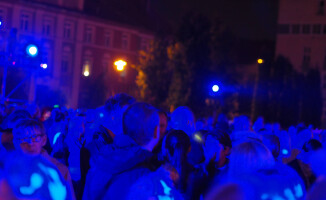 Tona pierza spadła na Plac Aniołów [GALERIA]