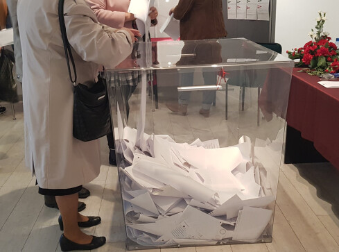 Frekwencja w Pile na godz. 17.00 to 39,98 proc. - grafika