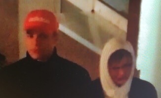 To oni mieli obrzucić pomnik papieża jajami