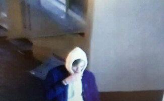 To oni mieli obrzucić pomnik papieża jajami