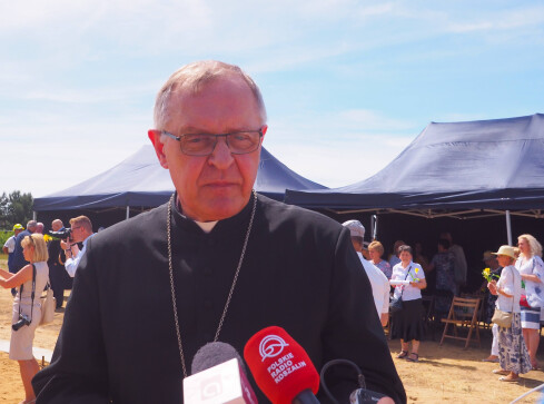 Internetowy różaniec z biskupem Dajczakiem - grafika