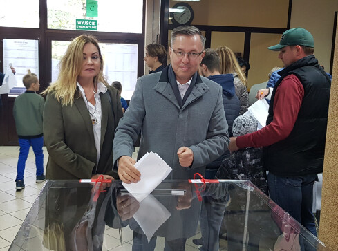 Zakończyły się wybory. Spływają pierwsze wyniki - grafika