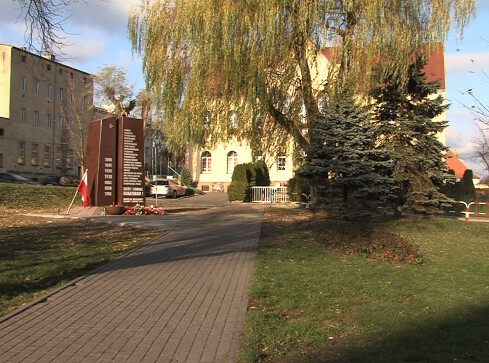 Ławeczka Niepodległości stanie w Trzciance - grafika