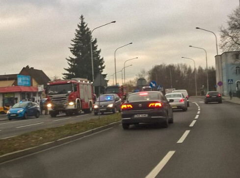 81-latek wjechał w przechodniów na przejściu - grafika