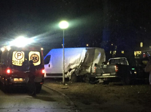 Przejechał przez rondo i uderzył w busa - grafika