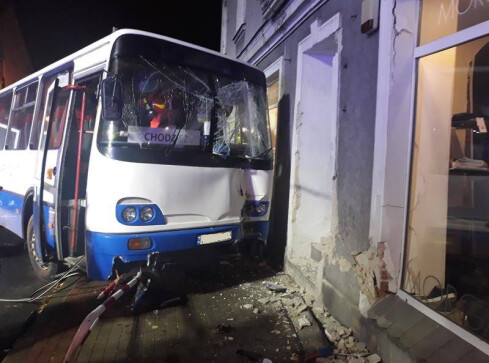 Autokar uderzył w kamienicę - grafika