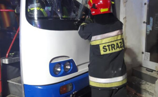 Autokar uderzył w kamienicę