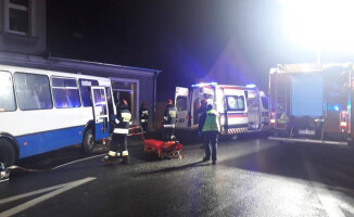 Autokar uderzył w kamienicę