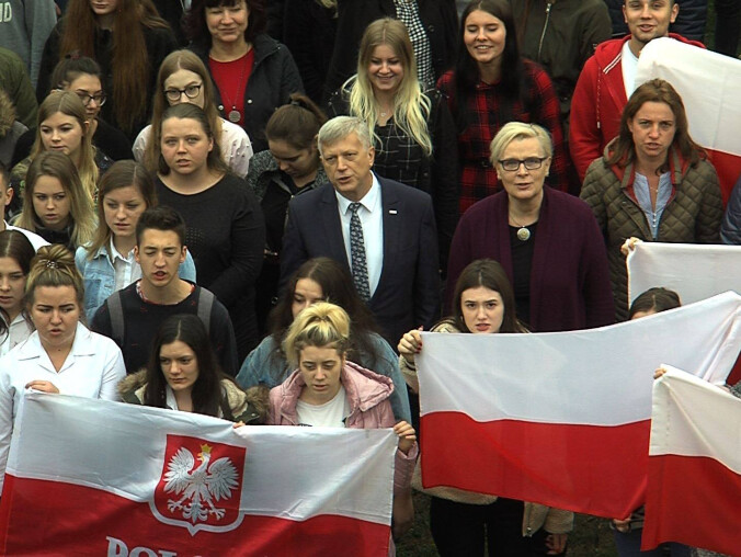 Wspólne śpiewanie Mazurka Dąbrowskiego - grafika