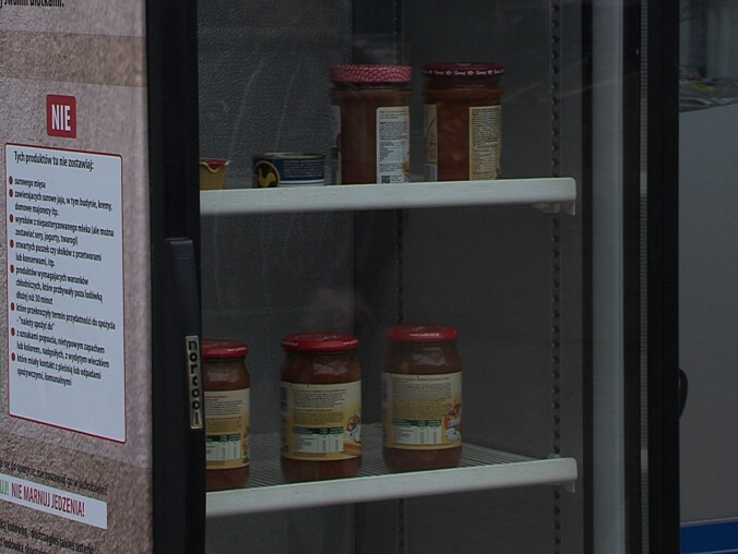 Lodówka społeczna na targowisku - grafika