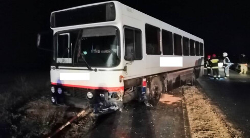 Zderzenie osobówki i autobusu - grafika