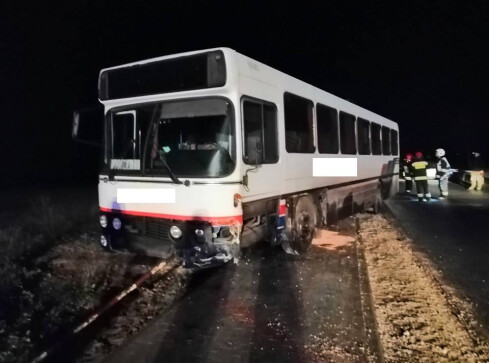 Zderzenie osobówki i autobusu - grafika