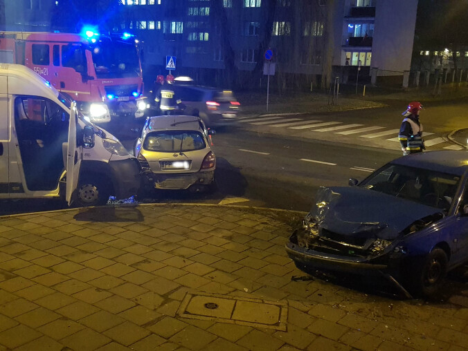 Trzy osoby ranne. Wypadek na skrzyżowaniu - grafika