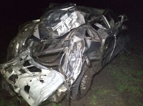 Uciekał przed policją, uderzył w drzewo i dachował - grafika