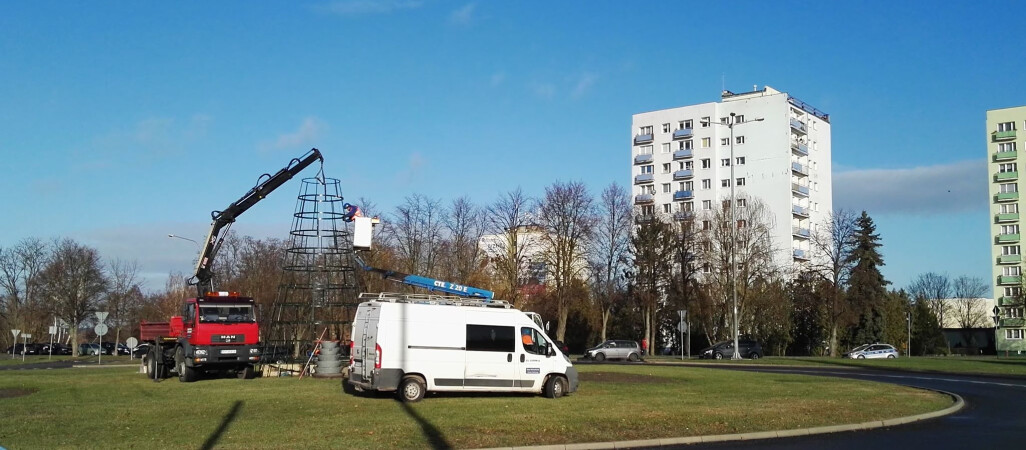 W centrum Piły stawiana jest choinka