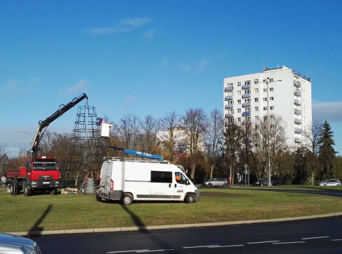 W centrum Piły stawiana jest choinka - grafika