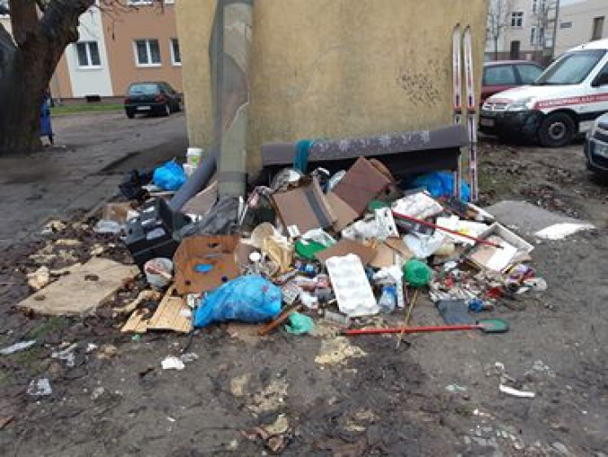 Podrzucane śmieci na ulicę Staromiejską? - grafika